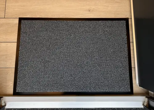 Basic Fußmatte mit Standard Schmutz- und Feuchtigkeitsaufnahme für Innen & Außen (überdacht) Anthrazit 40 x 60 cm 4 Basic Fußmatte mit Standard Schmutz- und Feuchtigkeitsaufnahme für Innen & Außen (überdacht) Anthrazit 40 x 60 cm – Bild 5